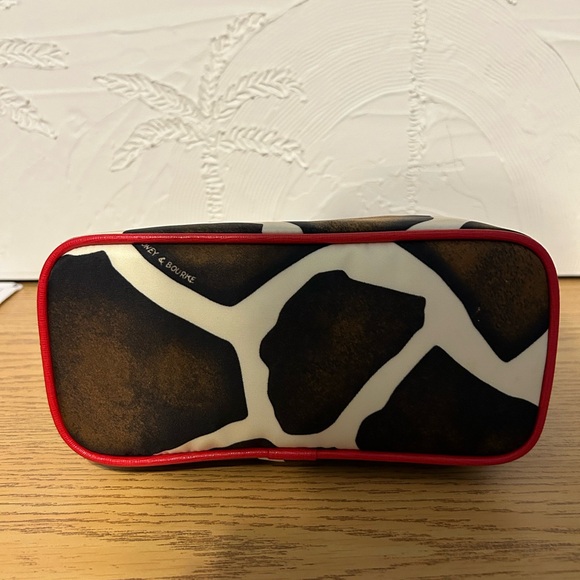 DOONEY & BOURKE GIRAFFE PRINT CANVAS SHOULDER BAG - Picture 5 of 10